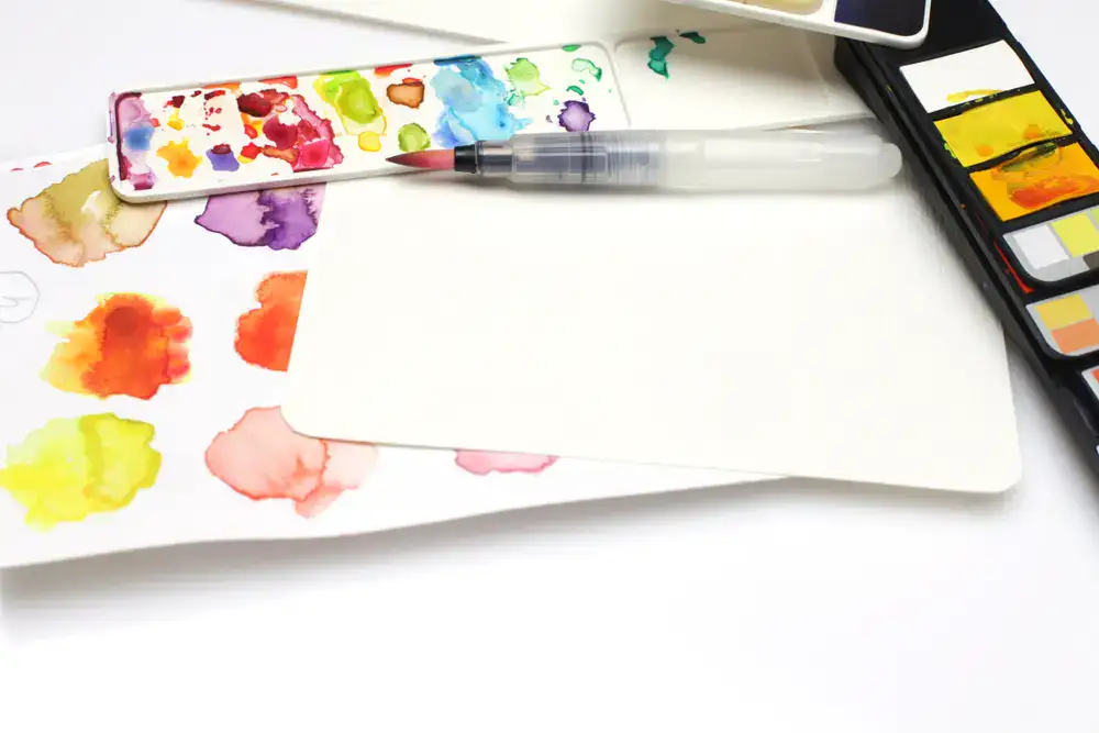 Wie man Aquarellstifte benutzt (ohne matschige Mischungen oder Frustration)